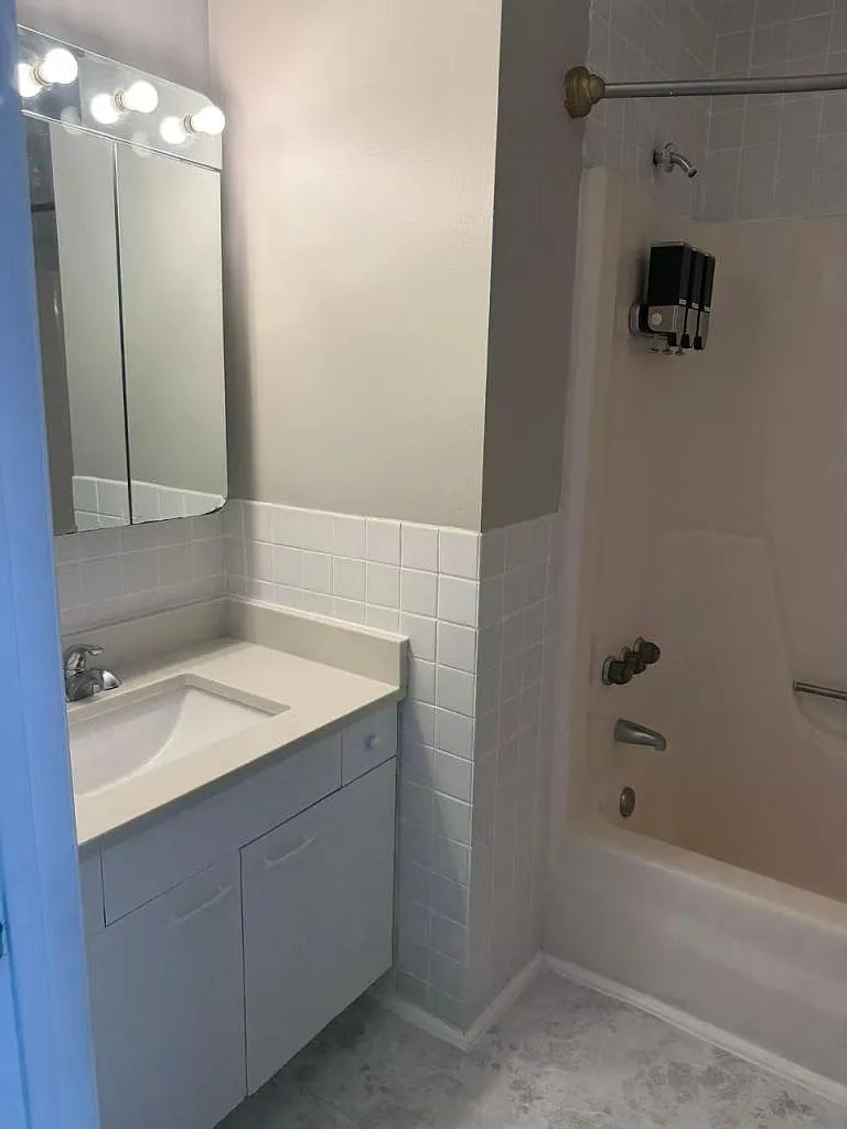 3 bed, 1211 sqft, $2,200 — Photo 4