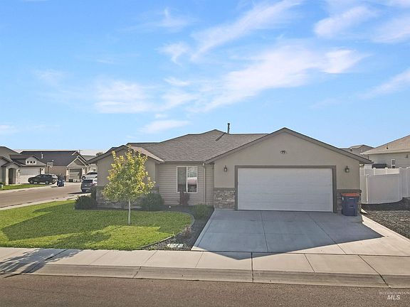 3rd image of 396 Sierra Rd