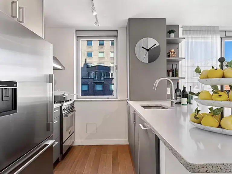 200 E 11th St #602 — Photo 4