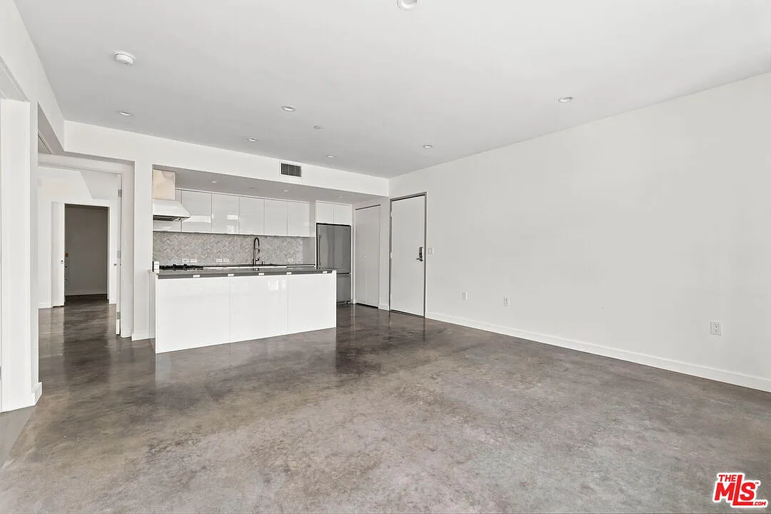 2 bed, 2.5 bath, 1402 sqft, $4,892 — Photo 3