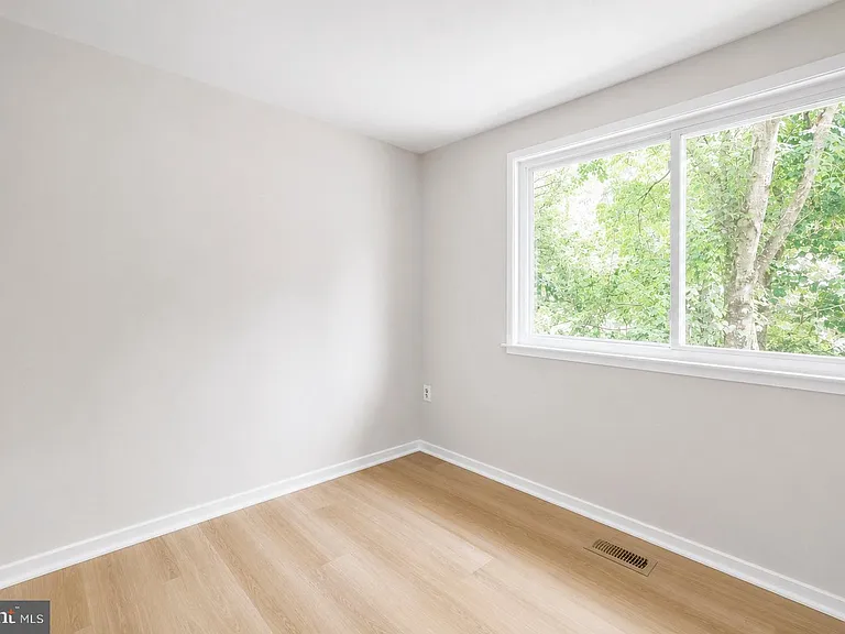 14435 Pebble Hill Ln S — Photo 35