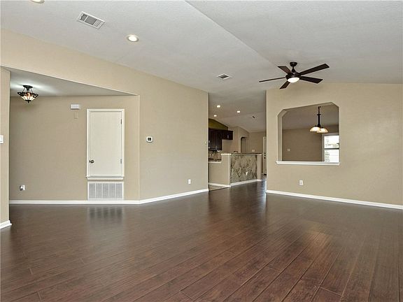 5th image of 723 Bent Wood Pl