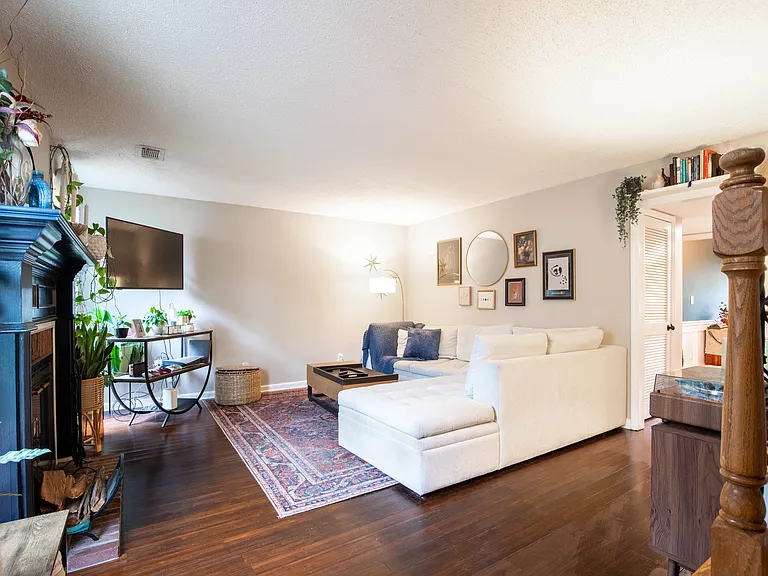 1138 Riverbend Club Dr SE — Photo 2