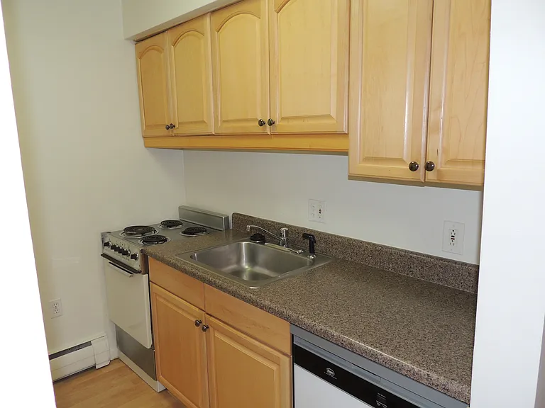 320 N Chestnut St #103 — Photo 3