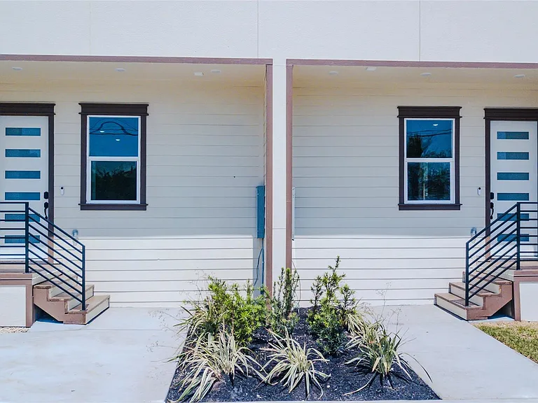 819 N Loop — Photo 2