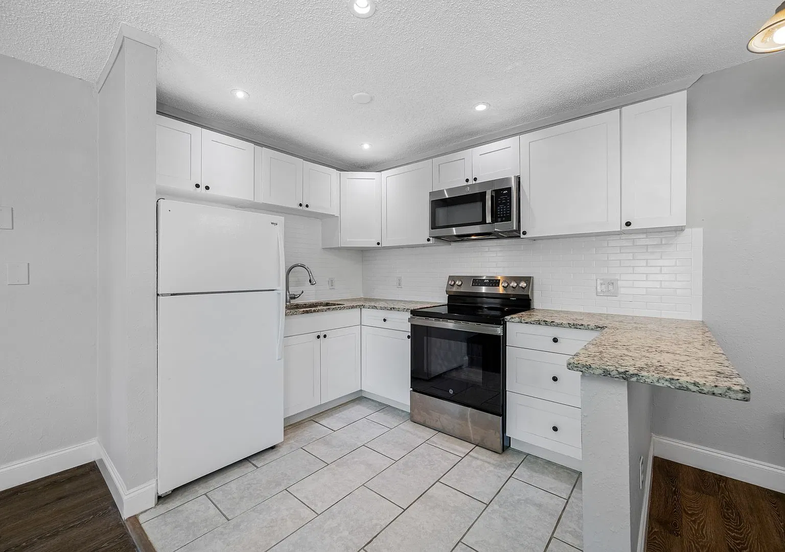 Condominium Grade Apartment in Old Northeast — Photo 3