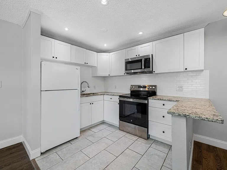 1200 Beach Dr NE — Photo 3
