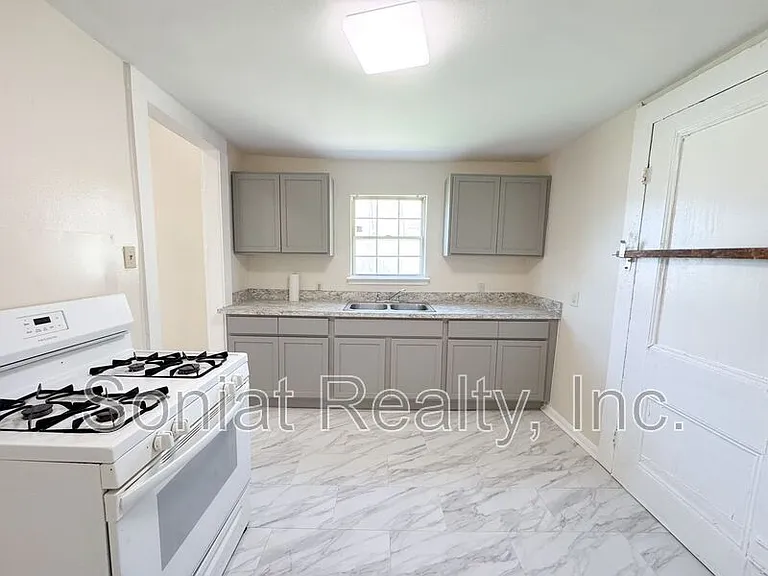 2215 N Galvez St — Photo 7