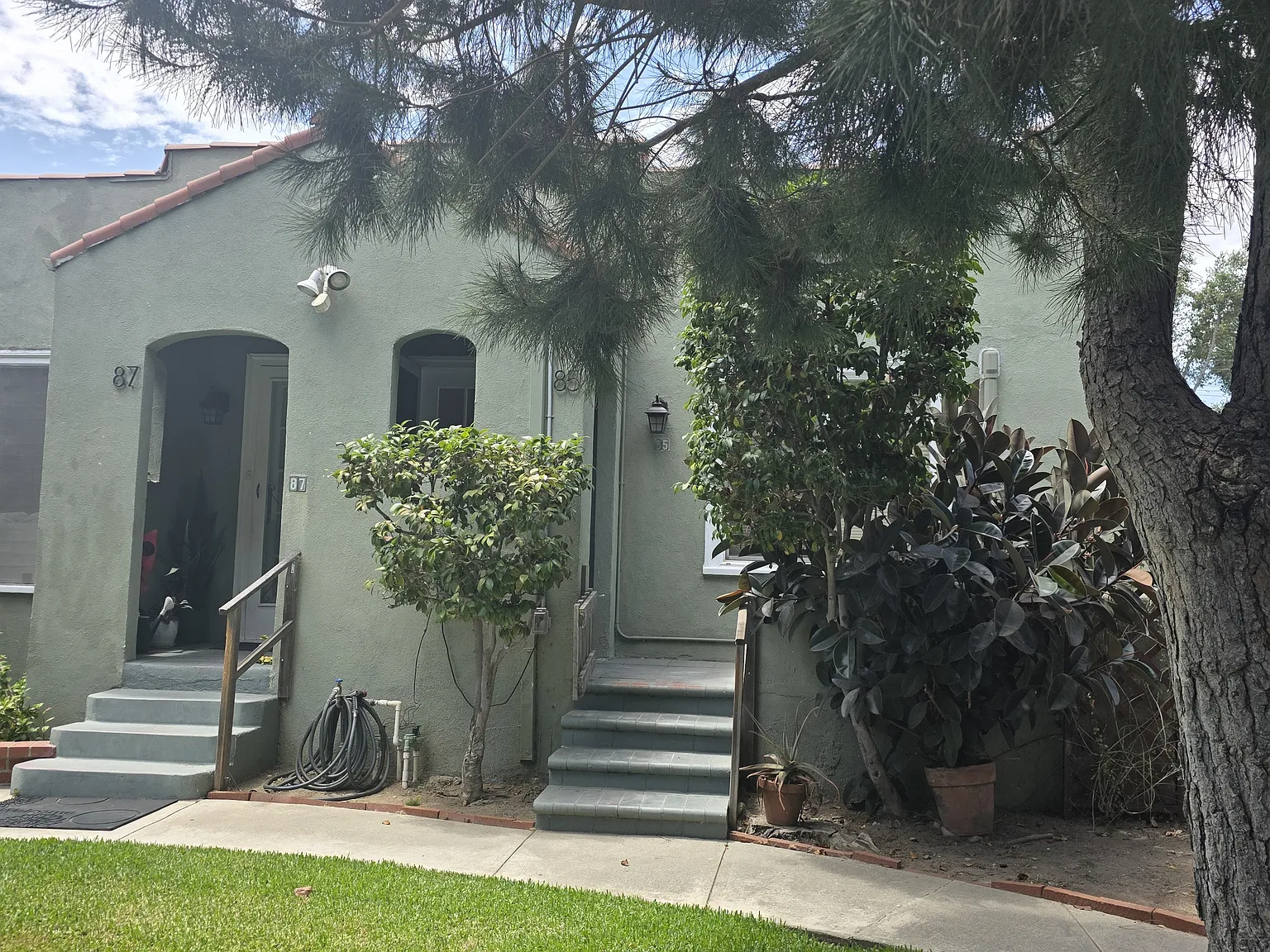 85 S Grand Oaks Ave — Photo 2