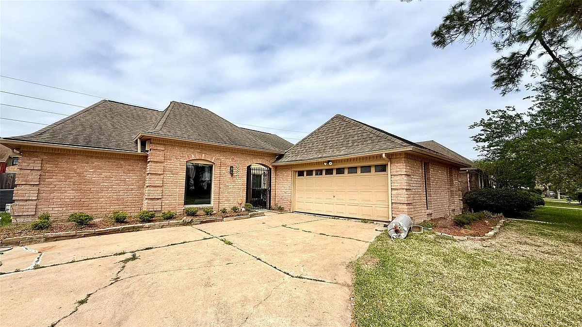 Building Photo - 14834 Charlmont Dr