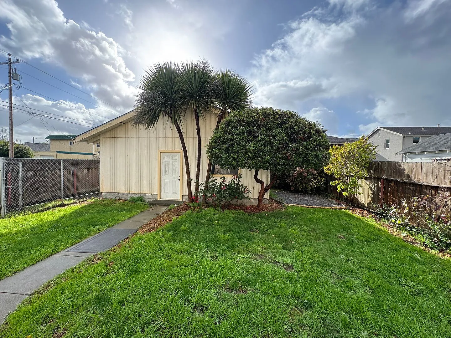 2/1 house, 2 car garage, yard, Very Nice — Photo 3