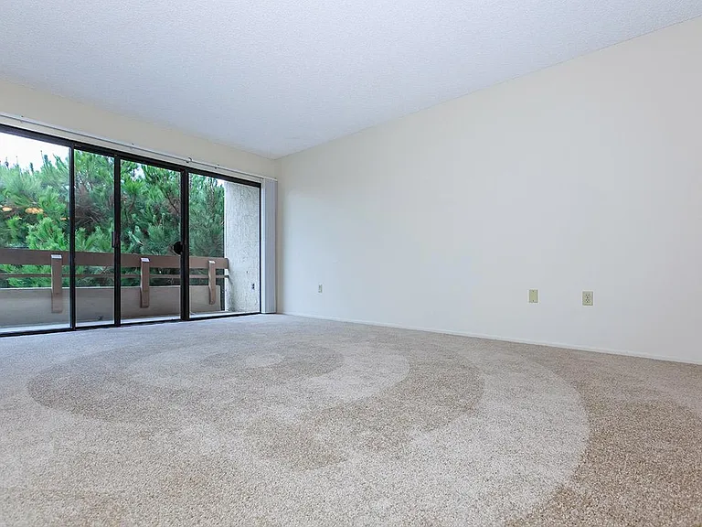 Riviera Vista Apartments — Photo 23
