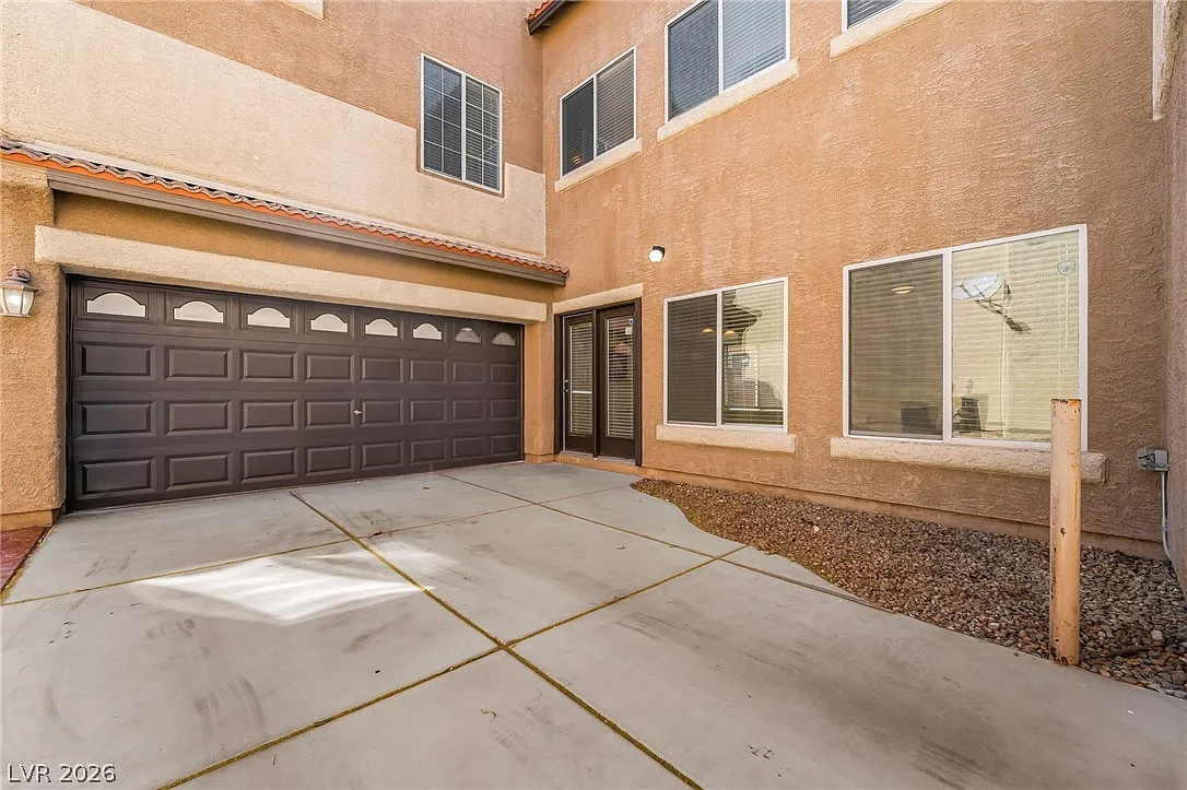 3 bed, 2.5 bath, 2412 sqft, $3,000 — Photo 3