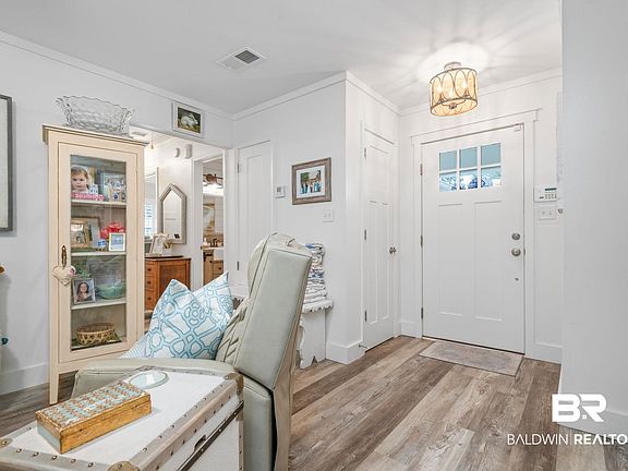 3rd image of 518 Dyson St