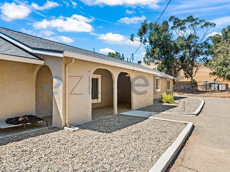 3966 Dyer Rd — Photo 7
