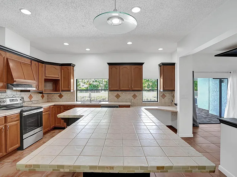 16610 Royal Poinciana Ct — Photo 38