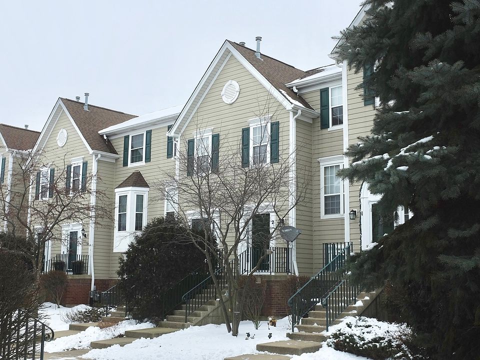 1st image of 2411 Courtyard Cir Unit 2
