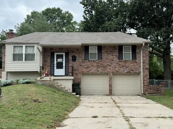601 NW Buckingham Pl, Blue Springs, MO 64015