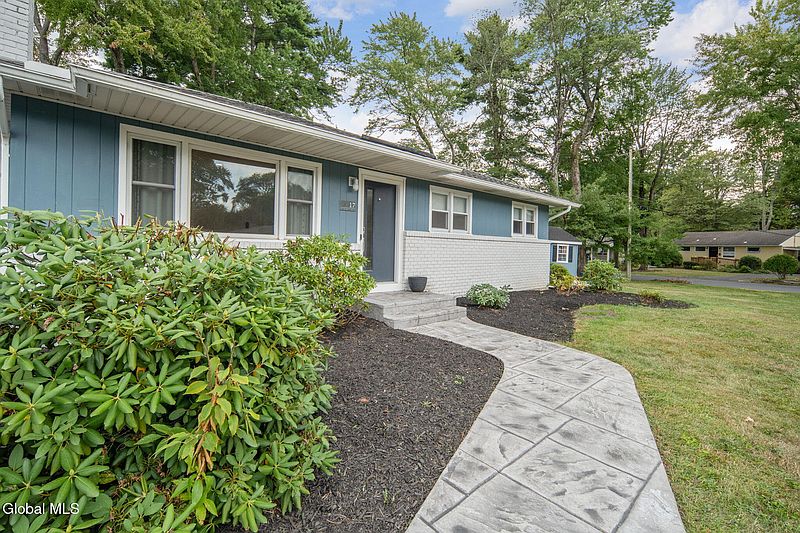2nd image of 17 Dumbarton Drive