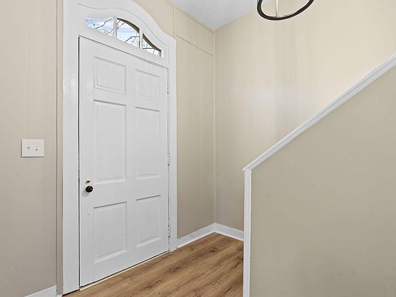 4th image of 431 Steele St