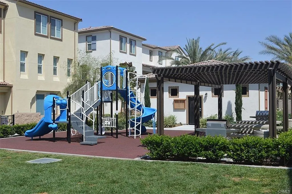 3 bed, 1750 sqft, $3,200 — Photo 3