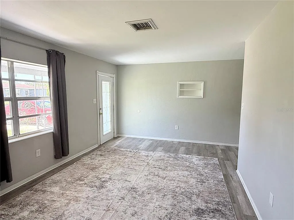 3 bed, 2.0 bath, 1368 sqft, $2,495 — Photo 2