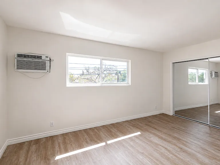 Sepulveda Apartments — Photo 14