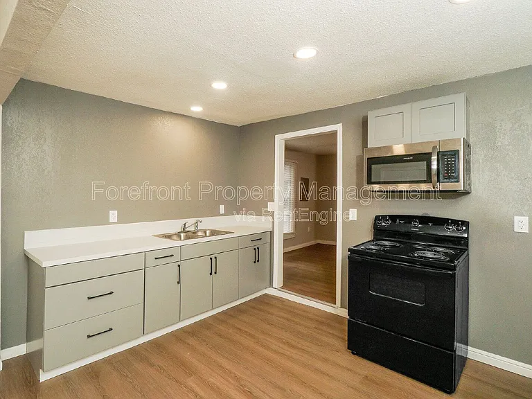 614 N Sabinas St — Photo 7