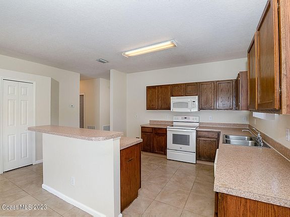 4th image of 822 Cressa Cir