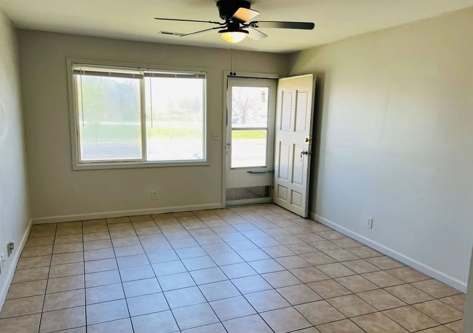 2BR/1BA Updated Home Vouchers Welcome! — Photo 2