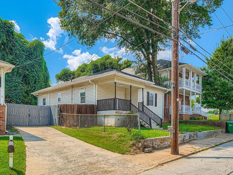 62 Weyman Ave SW — Photo 6