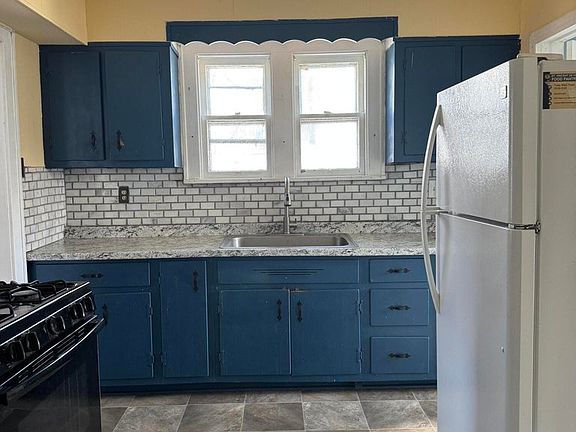 3rd image of 105 Clermont St #2