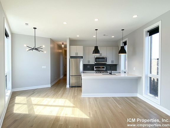 2nd image of 1050 W Cornelia Ave #11B