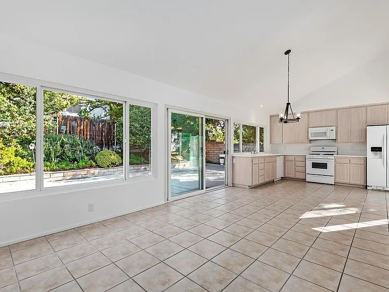 3086 Black Hills Ct — Photo 6