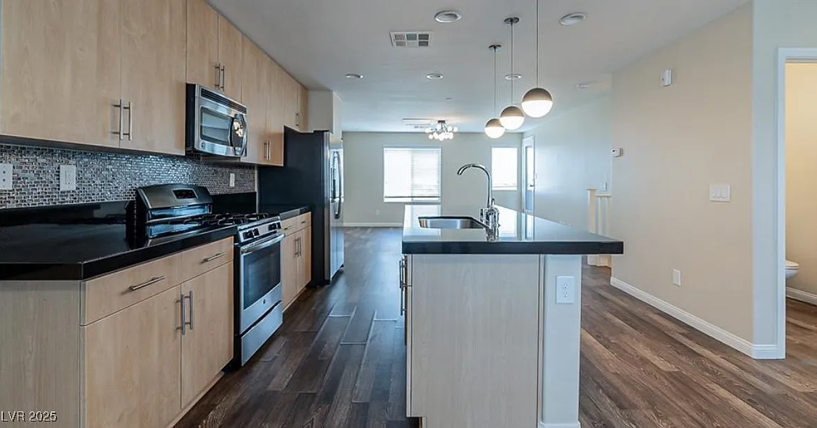 3 bed, 3.5 bath, 1589 sqft, $2,550 — Photo 1