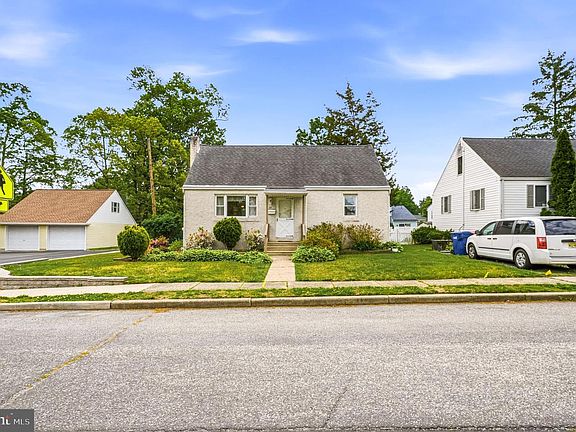 4th image of 25 E Maiden Ln