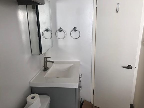 3rd image of 807 N Las Palmas Ave APT 3