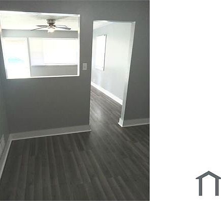 3rd image of 3143 N Lasalle St