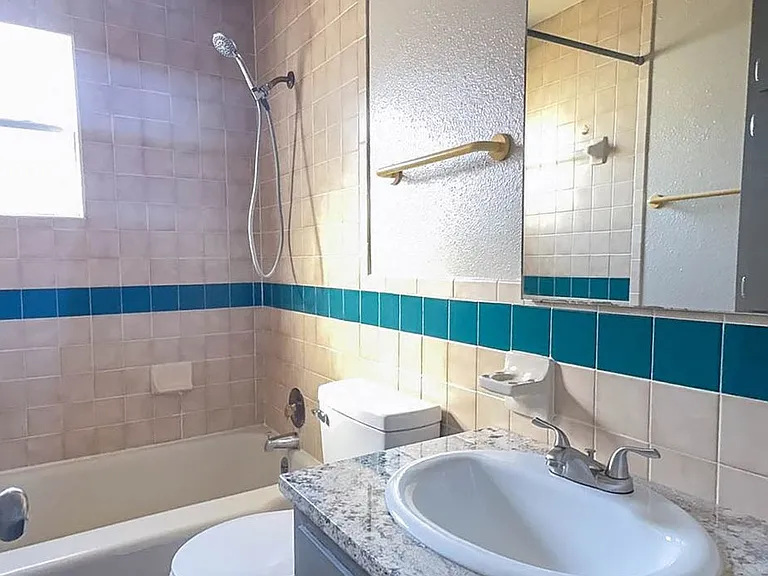 909 Wells St — Photo 15