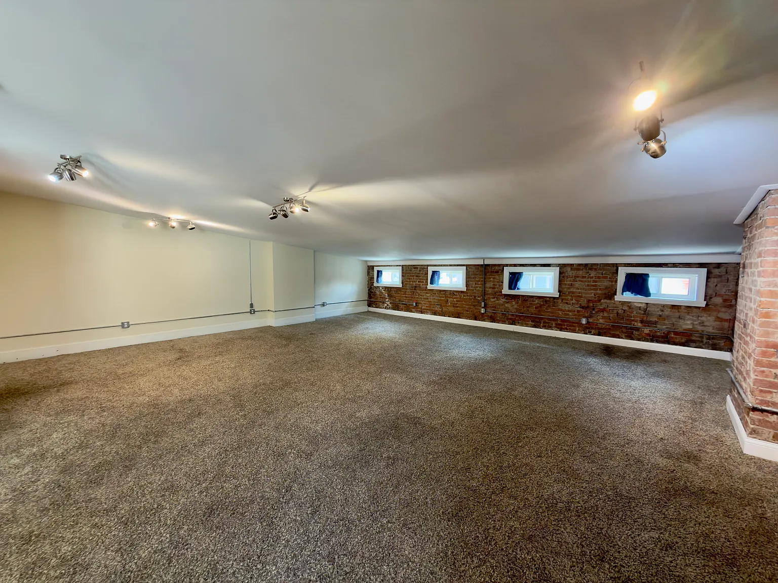 Studio, 900 sqft, $1,250 — Photo 2