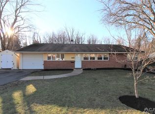 13 Cranston Rd, Kendall Park, NJ 08824