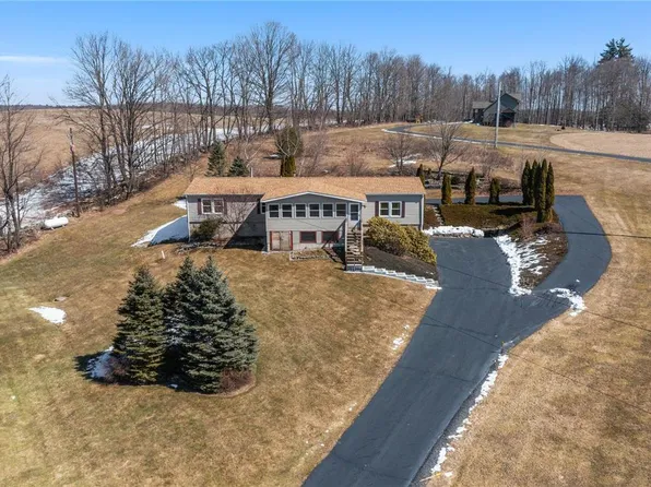 214 Elk Lake Dr, Waymart, PA 18472