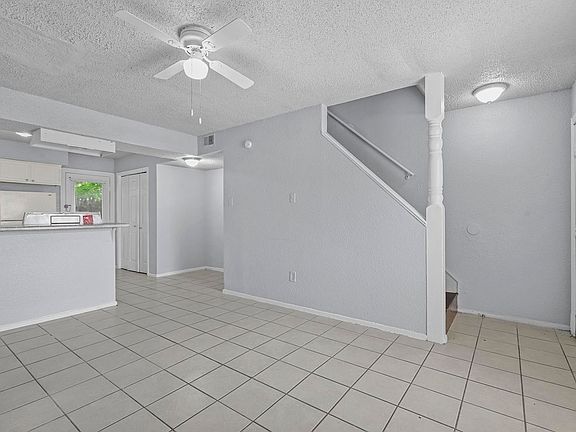 5th image of 302 N Race St APT D