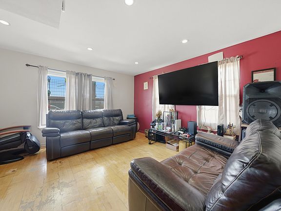 3rd image of 7420 W 64th Pl