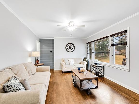 4th image of 2051 Clearwater Dr SE