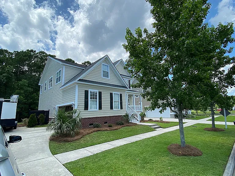 4 bed, 2.5 bath, 2740 sqft, $5,300 — Photo 2