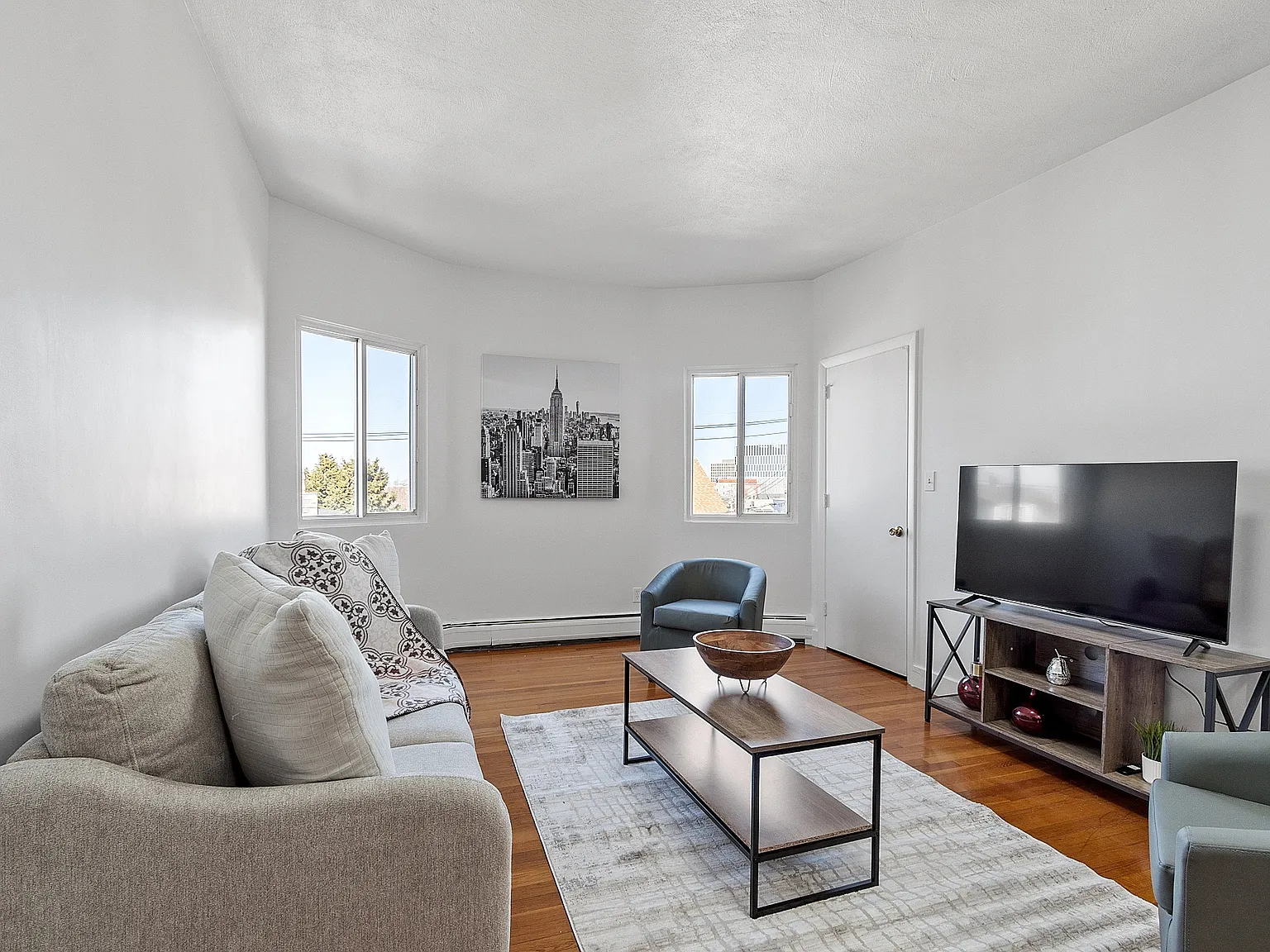 2 bed, 1000 sqft, $3,000 — Photo 2