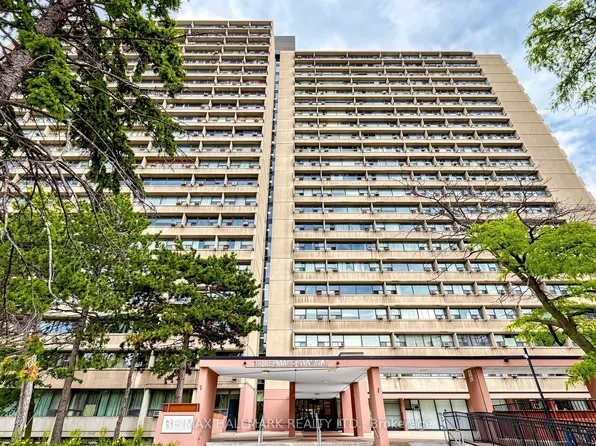 100 Leeward Glenway #1512, Toronto, ON M3C 2Z1