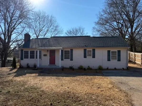 811 E Blythe St, Paris, TN 38242