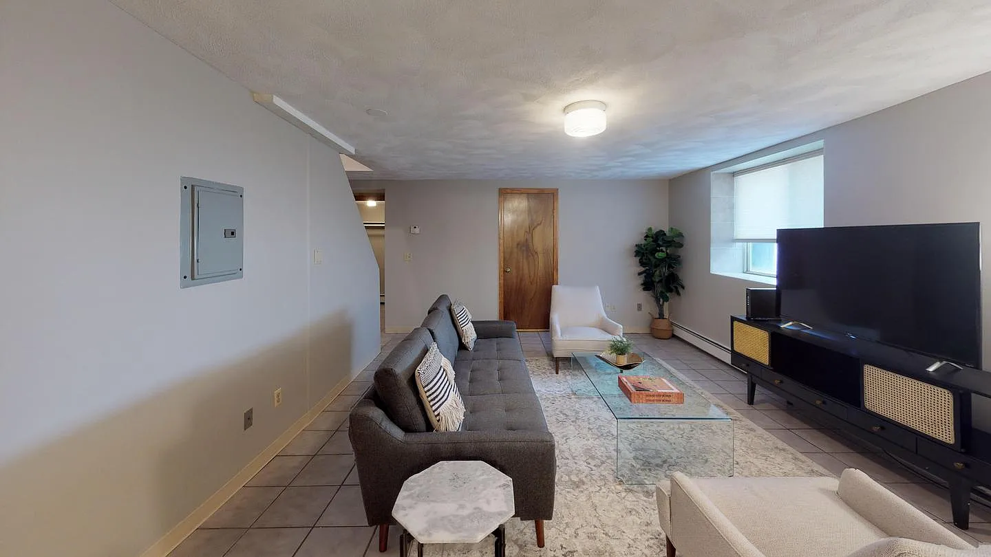 Private Bedroom in Inviting Somerville Home Near The Red Line — Photo 2
